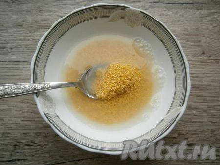 Картофель, морковь, чеснок и лук очистить. Пшено промыть, залить водой и оставить минут на 20 для удаления горечи, затем воду слить.