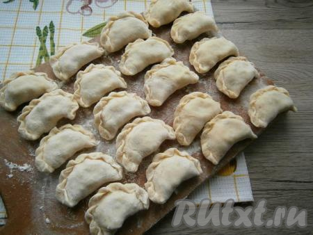 Из каждой лепешки с картошкой слепить вареник, хорошо закрепляя края.