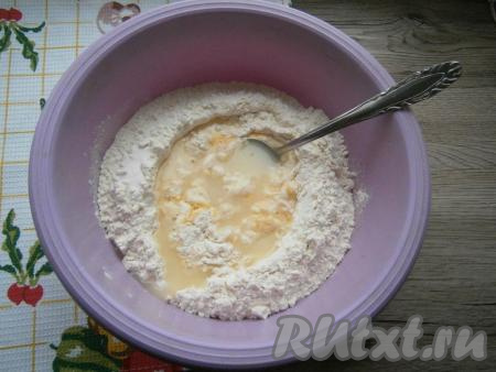 Затем, постепенно вливая в получившуюся массу сыворотку комнатной температуры, замесить вначале ложкой, а потом руками тесто.