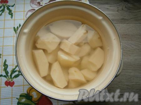 Для приготовления начинки картофель очистить, нарезать кусками, поместить в кастрюлю. Залить водой и, поставив на огонь, довести до кипения. Убрать пену, картофель посолить по вкусу и варить его на медленном огне под прикрытой крышкой 25-35 минут - до готовности.