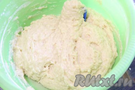 Перемешать тесто для кулича лопаткой, оно получится очень липким и не густым.