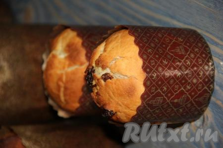 Из такого количества теста получается два маленьких и два средних кулича. Выпекать в разогретой до 180-200 градусов духовке, приблизительно, 50 минут. Время выпечки будет зависеть от размера куличей. Готовность выпечки проверить сухой лучинкой (при прокалывании готовой выпечки лучинка должна остаться сухой).