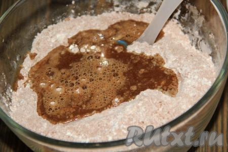 Затем влить кофе, растительное масло и уксус.