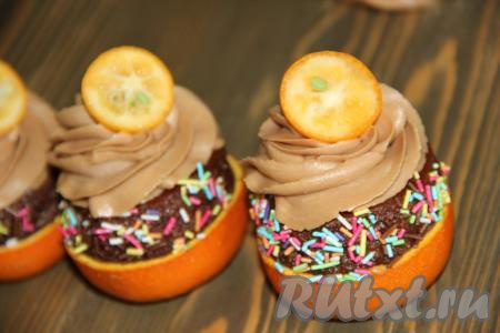 Отсадить чиз крем на капкейки и украсить свежими ягодами или кусочками фруктов.