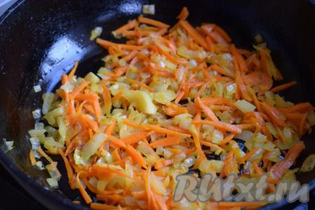 Выкладываем картофель в кипящий бульон, после закипания уменьшаем огонь. Варим картошку 20 минут. Пока картофель варится, очищаем лук и морковь. Лук нарезаем мелко, морковку натираем на крупной тёрке. Прогреваем растительное масло в сковороде, выкладываем морковку с луком, обжариваем овощи на среднем огне, иногда помешивая, до мягкости (примерно в течение 5-7 минут).