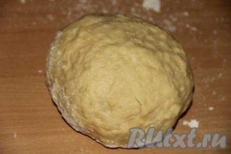 Постепенно подсыпая оставшуюся муку, замесить руками&nbsp;дрожжевое тесто. Тесто должно практически перестать липнуть к рукам, быть мягким и нежным. Муки может потребоваться чуть больше или чуть меньше, чем указано в ингредиентах, нужно ориентироваться именно на консистенцию замешиваемого теста. В общей сложности вымешивать тесто руками нужно минут 7-8. Миску с тестом, накрыв сверху полотенцем, поставить часа на 1,5 в тёплое место. За это время тесто хорошо поднимется, увеличившись в объёме в 2-3 раза.