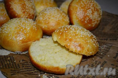 Булочки для гамбургеров разрезаем вдоль на 2 части.