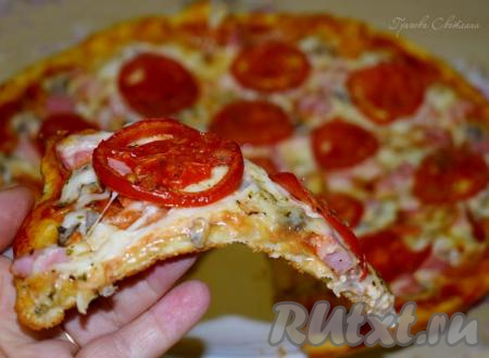 Пицца с шампиньонами, колбасой и сыром