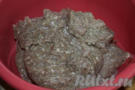 Для приготовления фарша для тефтелей, пропустим через мясорубку мясо, очищенные картофель и лук, хорошо перемешаем. Посолим и поперчим получившийся фарш.