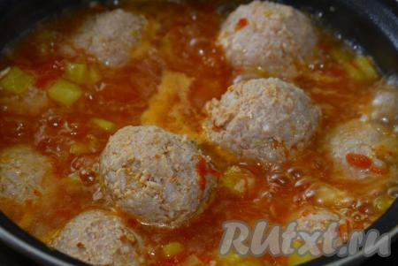 Затем добавляем к тефтелям зажарку, специи, солим, перчим по вкусу и, если надо, доливаем воду (вода должна полностью покрывать тефтели). Когда тефтели с овощной зажаркой закипят, убавляем огонь до минимума и тушим их до готовности (примерно, 25-30 минут) под прикрытой крышкой.
