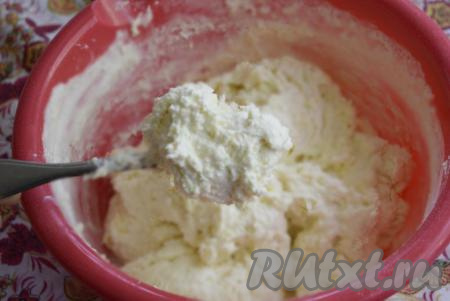 К получившейся массе добавляем ванилин и небольшими порциями всыпаем&nbsp;муку, хорошо её перемешивая. Муки, в зависимости от влажности творога, величины яйца, может потребоваться чуть меньше или чуть больше, итоговое тесто для сырников должно&nbsp;получиться достаточно густым, чтобы его можно было брать ложкой и при этом тесто с ложки не сползало.