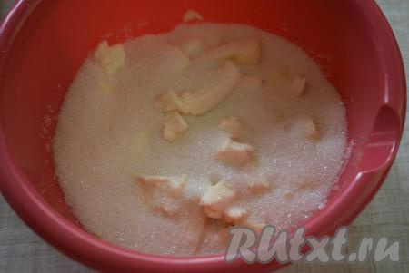 Для  приготовления вкусного сливового пирога сначала включаем духовку и даем ей разогреться до температуры 180 градусов. Пока она разогревается, мы приготовим тесто и начинку. Размягченное сливочное масло взбить с 200 граммами сахара (я брала 130 грамм сахара, чтобы пирог получился менее сладким), добавив соль и ванилин.