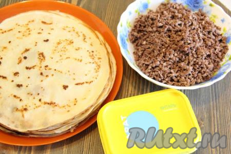 Для приготовления начинки куриные сердечки вымыть, выложить в кастрюлю, залить холодной водой, поставить на огонь. Когда вода закипит, уменьшить огонь и варить в течение 45 минут (с момента закипания), затем откинуть на дуршлаг, слегка остудить и пропустить через мясорубку.