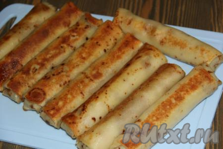 Обжарить блины на среднем огне до золотистой корочки с двух сторон.