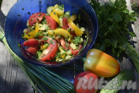 Сочный, вкусный салат из помидоров, огурцов и болгарского перца можно подать к завтраку (например, с яичницей), а также к обеду или ужину. Он прекрасно подходит к любым блюдам - как к мясным, так и к овощным, а также к соленым пирогам и пирожкам.