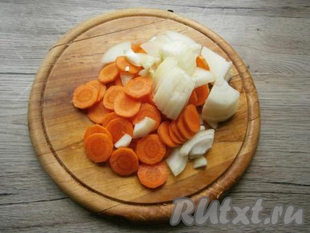 Очистить морковку и лук. Морковь нарезать тонкими кружочками или полукружочками, лук - тонкими четвертинами.