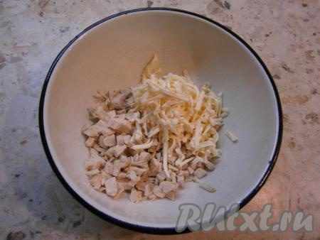 К вареному куриному филе, нарезанному на небольшие кусочки, выложить плавленный сыр, натертый на крупной терке.