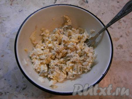Салатик пополить по вкусу, поперчить, хорошенько перемешать.