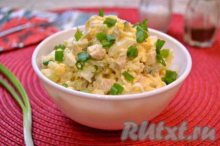 Салат из курицы, сыра, яиц и огурцов