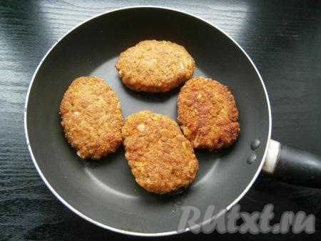 Далее жарить котлеты на среднем огне на растительном масле до румяности с двух сторон.