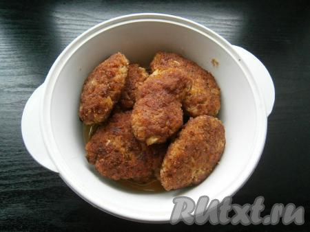 Жареные куриные котлеты сложить в небольшую кастрюльку и довести до готовности в микроволновке в течение 3 минут при мощности 750 Ватт или в разогретой духовке на протяжении 10 минут при температуре 180 градусов.