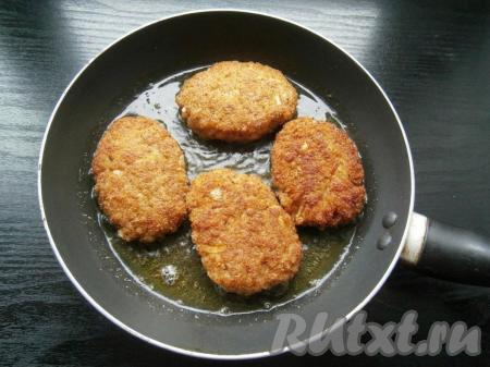 На сковороде разогреть растительное масло, выложить сформированные котлеты в один слой (у меня все котлеты сразу не поместились на сковороду, поэтому я жарила их в несколько заходов). Сделать огонь ниже среднего, жарить курино-гречневые котлеты до подрумянивания снизу. Затем перевернуть, накрыть сковороду крышкой, жарить котлеты до подрумянивания с другой стороны.