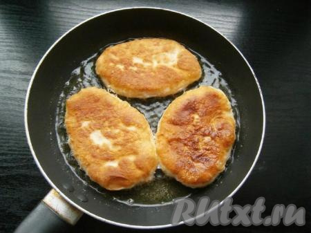 На сковороде очень хорошо разогреть достаточно большое количество растительного масла, оно должно доходить до середины пирожков. Выложить пирожки швом вниз. Жарить пирожки с капустой на огне немного ниже среднего до румяного цвета дрожжевого теста с двух сторон. Готовые пирожки со сковороды перекладывать на бумажные полотенца, чтобы убрать лишнее масло. Постепенно пожарить все пирожки. Из данного количества продуктов получится 20 жареных пирожков с капустой.