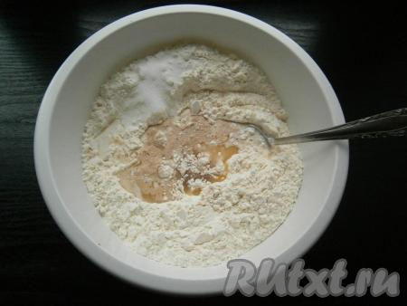 Вливая частями смесь молока и воды в смесь муки и дрожжей, замешивать ложкой тесто, также добавив сюда еще и растительное рафинированное масло. 