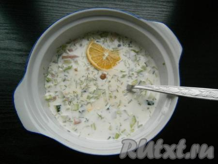 Залить этой смесью нарезанные продукты, добавить соль по вкусу, горчицу, сахар и лимонный сок.