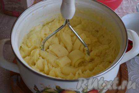 Пробуем пюре на вкус. На этом этапе пюре можно досолить, если нужно, и тщательно размять толкушкой для равномерного распределения соли.