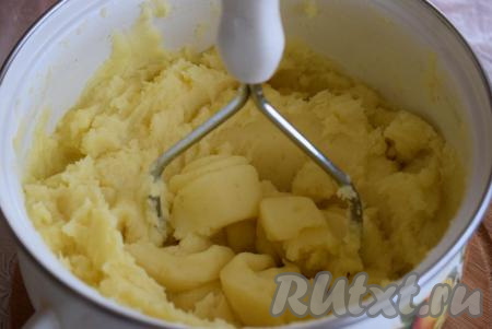 Далее хорошо разминаем толкушкой пюре уже со сливочным маслом. Картофельное пюре станет податливым и мягким, будет хорошо проходить сквозь решетку толкушки.
