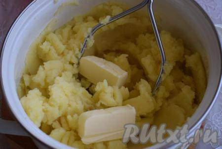 Когда картофель будет хорошо размят, можно добавлять сливочное масло.