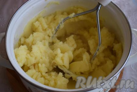 Далее начинаем толкушкой давить картофель до однородной массы.