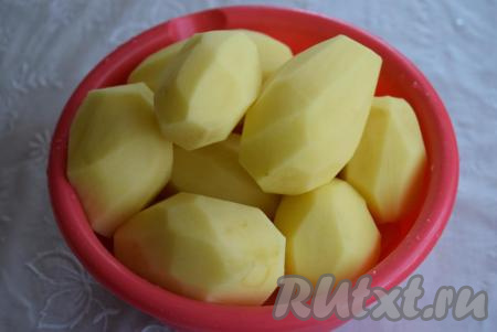 Для начала очистим от кожуры картофель. Промываем картофель под проточной водой.
