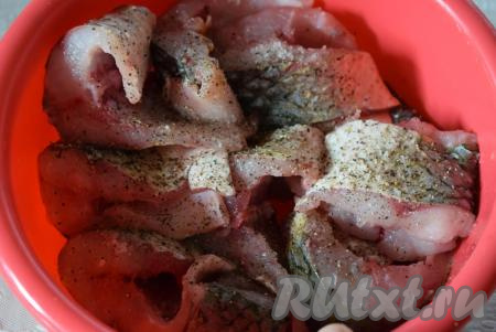 Сложить кусочки кефали в миску, посолить и поперчить.