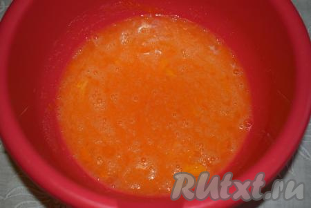 Тщательно перемешать яйца с сахаром и солью.