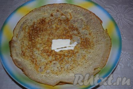 Готовые блины снимаем со сковороды и смазываем сливочным маслом.