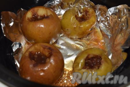 Яблоки выложить на фольгу и поместить в чашу мультиварки, на дно фольги налить воду, крышку мультиварки закрыть (внимание (!) каждый сорт яблок запекается по-разному, следите за яблочками, периодически открывая крышку мультиварки).