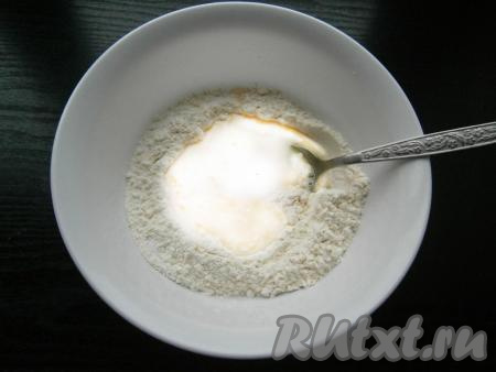 Кефир подогреть до тёплого состояния (я отправляю кефир подогреваться на 20 секунд в микроволновку). Влить тёплый кефир в миску с мукой и яйцом, перемешивать вначале тесто для вареников столовой ложкой.