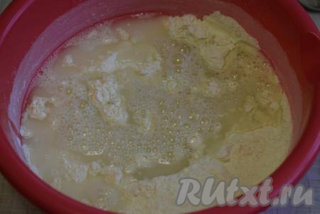 В теплой воде размешиваем соль и выливаем в мучную смесь. Перемешиваем получившиеся тесто до однородности.
