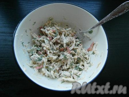 Салат посолить по вкусу и поперчить, хорошо перемешать.