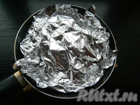 Затем сковороду с жареной курицей убрать с огня, накрыть фольгой и оставить на 20 минут.