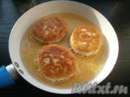 Сразу же выкладывать беляши на хорошо разогретую с растительным маслом сковороду и жарить на небольшом огне до румяности с двух сторон, прикрыв сковороду крышкой. Масла в сковороде должно быть достаточно много, оно должно доходить до середины беляшей. Жарятся мясные беляши приблизительно минут 5-7. Готовые беляши со сковороды можно вначале выкладывать на бумажные полотенца, чтобы убрать лишнее масло. Постепенно пожарить все беляши.