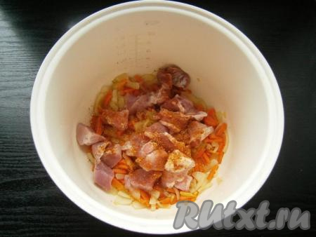 Овощи с мясом посолить и посыпать специями.
