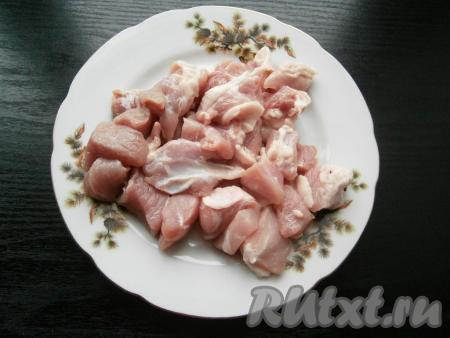 Мякоть свинины нарезать небольшими кусочками. Лук и морковь очистить.