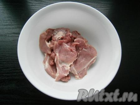 Свинину нарезать кусочками, как на отбивные, только меньшего размера.
