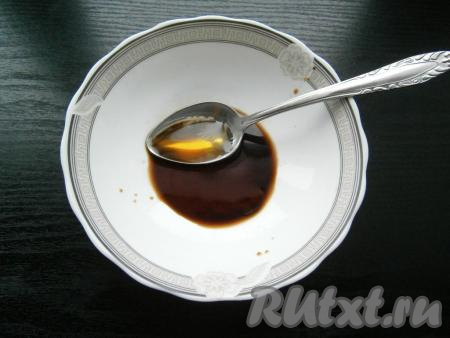 Затем смешать соевый соус и растительное масло. Этим маринадом залить мясо и оставить его мариноваться на 30 минут при комнатной температуре. Свинину я не солю, так как соли достаточно в соевом соусе.