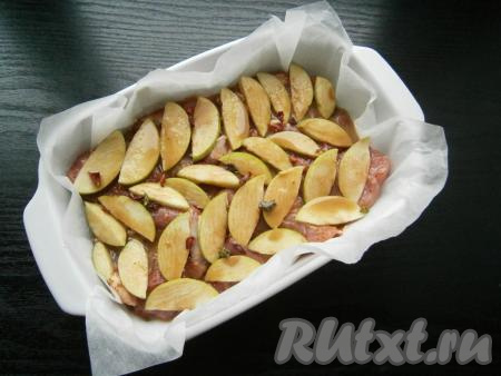 Залить мясо с яблоками приготовленным соусом, посыпать паприкой и сбрызнуть растительным маслом.