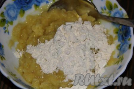 Затем в картофельную массу добавить муку.