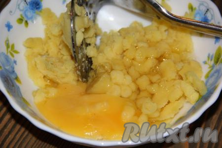 Для приготовления клёцек: картофель размять толкушкой, добавить яйцо и соль.